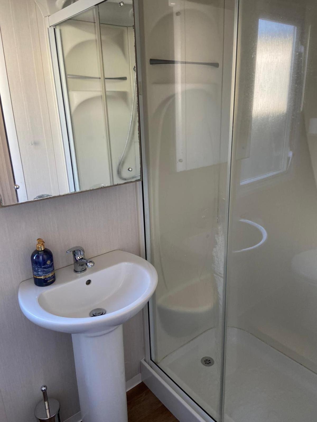 Ger-Y-Bwlch - Spacious Static On 5Star Site With Swimming Pool Benllech Luaran gambar