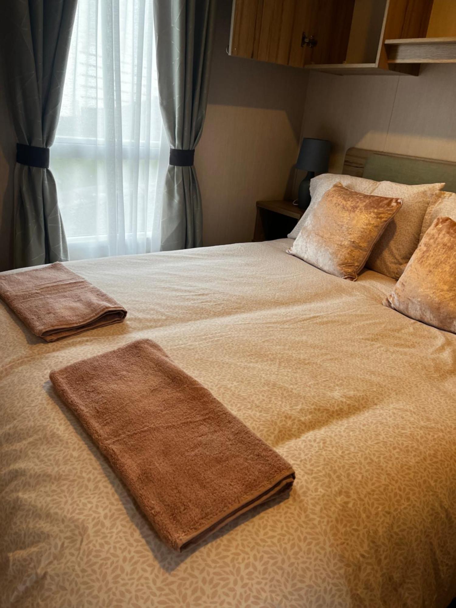 Ger-Y-Bwlch - Spacious Static On 5Star Site With Swimming Pool Benllech Luaran gambar
